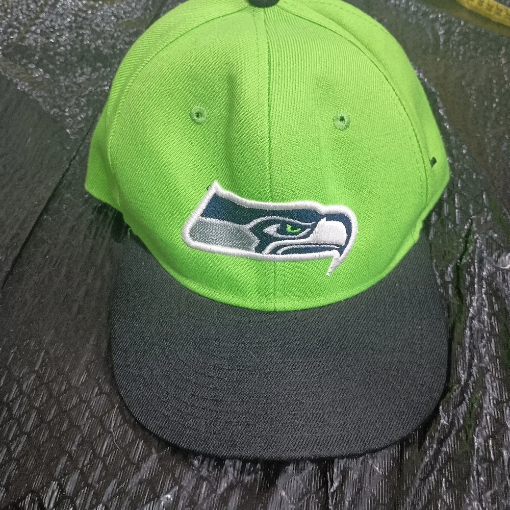 NFL Green and Black Hat Stylish Accessory - Picture 9 of 13